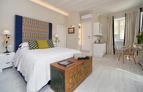 Old Town Apartment | Lear Liston Suite
