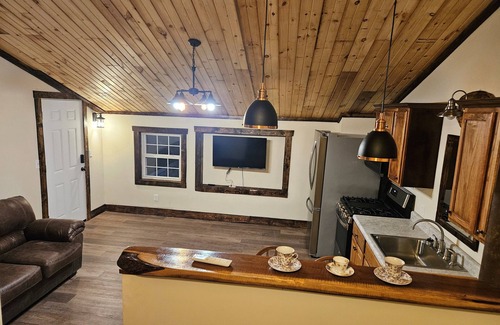 Bristolville House | Ledgestone Farms- Cozy Hideaway