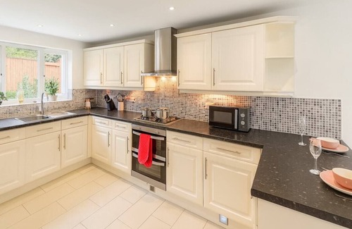 Middleton Apartment | Leeds 4 Bed Home With Parking