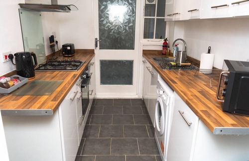 Seacroft House | Leeds Lodge - 3 Bedroom House in Leeds