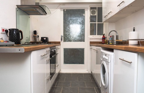 Seacroft House | Leeds Lodge - 3 Bedroom House in Leeds