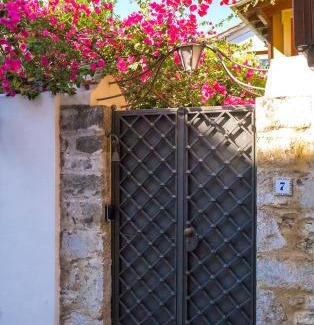 Lefkada Apartment | Lefkada Town Traditional House/Cozy Yard