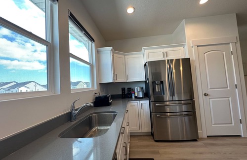 Lehi House | Lehi Escape: Near Silicon Slopes/Thanksgiving Pt, Indoor Games, Full Kitchen