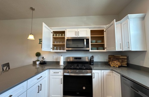 Lehi House | Lehi Escape: Near Silicon Slopes/Thanksgiving Pt, Indoor Games, Full Kitchen