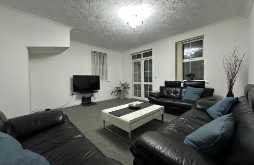 Leicester House | Leicester Oakwood House 6 Bed-Sleeps 11-Private Garden-Free Parking
