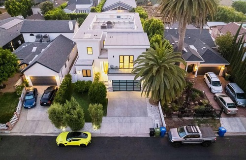 Sherman Oaks Villa | Lemona - Sherman Oaks Villa with Pool and Office