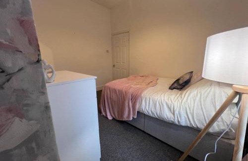 Easton House | Lena St - 3 Bedroom House - Sleeps 6 - WiFi