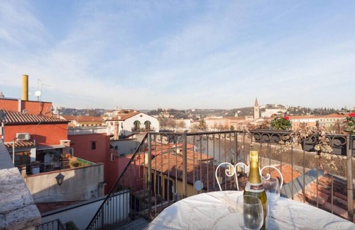 Citta Antica Apartment | Leoni House Verona, elegant apartment in the historical center