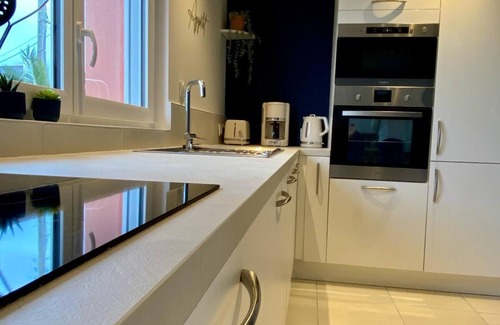 Plouneour-Brignogan-Plages House | Les pieds dans l'eau. privileged location with direct access to the beach.