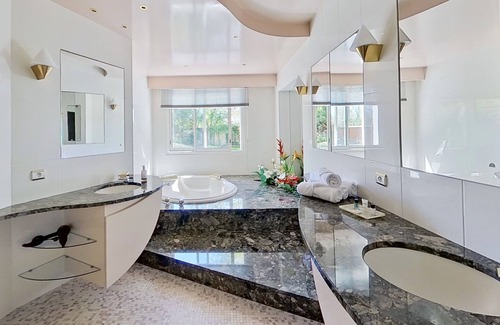 Basse-Goulaine House | Les Jardins de la Muse/BnB maison d'hôte, piscine couverte et spa