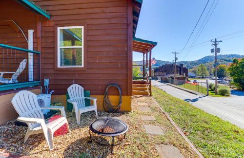 Murphy House | Less Than 1 Mi to Dtwn Pet-Friendly Cabin in Murphy!