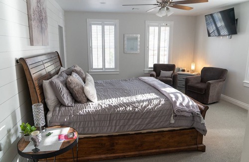 Zion National Park South Entrance Bed & Breakfast | Less than 10 minutes to Zion Nat'l Park Entrance, Newly renovated B&B in quiet town, with private en suite bathroom with e-bikes available for rental.