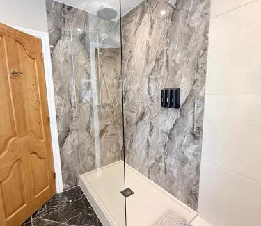 Southport Apartment | Lethbridge Villa 49 3-bedroom Apartment with Garden, Fibre WiFi, free parking, sleeps 6