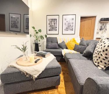 Southport Apartment | Lethbridge Villa 49 Apartment 2 Super Fibre WiFi, free parking