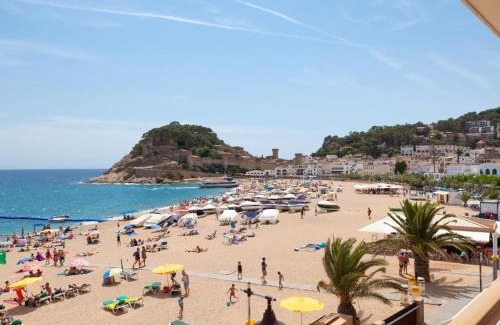 Tossa de Mar Apartment | LETS HOLIDAYS Apartment sea views on the beach 3