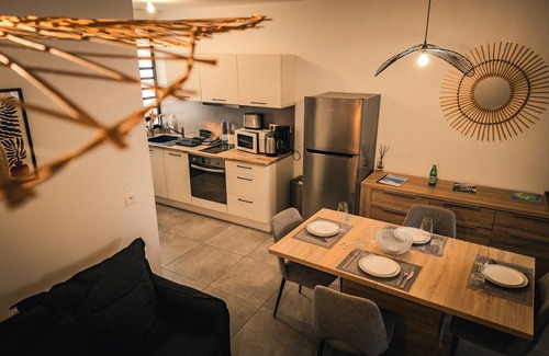Etang Sale Les Bains Apartment | LEU Burgot 1