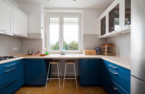 Muranow Apartment | Lewartowskiego Royal Blue Apartment by BookingHost
