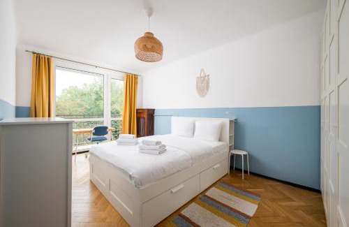 Muranow Apartment | Lewartowskiego Royal Blue Apartment by BookingHost
