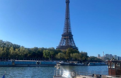 16th Arrondissement Apartment | Liberté Ensoleillé