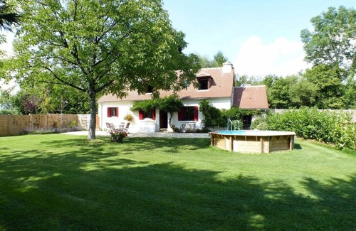 Jumilhac-le-Grand Cottage | Liberte Cottage private and secure dog friendly garden