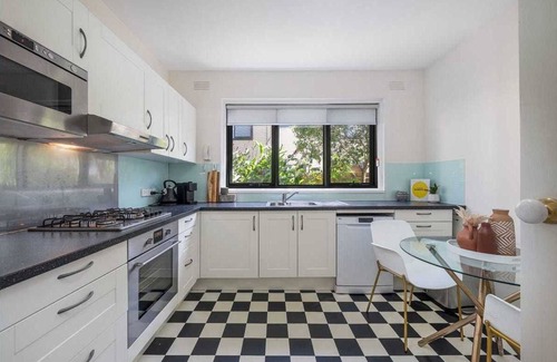 St Kilda Apartment | Light and bright ground floor 2 bedroom apartment.