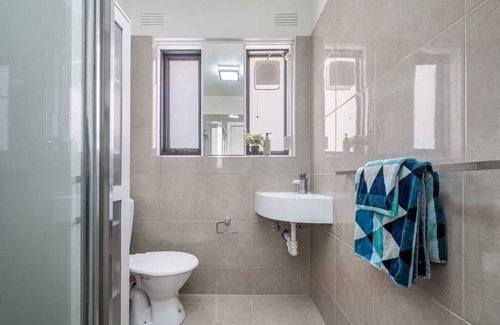 St Kilda Apartment | Light and bright ground floor 2 bedroom apartment.