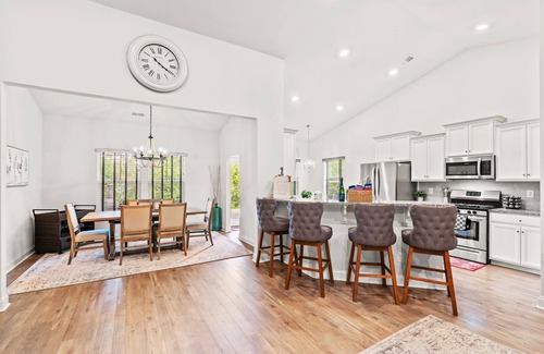 Red Hill House | Light & Bright 3BR w/Backyard on Golf Course