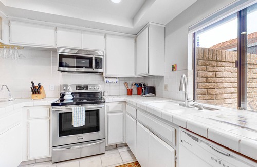 Canyon Sands Condo | Light & bright getaway w/private gas grill, shared pool, pool spa, & tennis