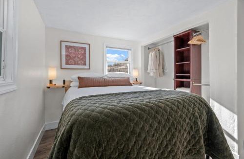 North Spokane House | Light Bright Stylish PRIVATE Home - Whitworth