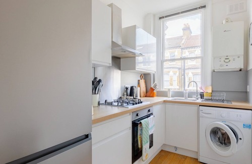 Larkhall Apartment | Light-Filled 2BD Flat, Minutes to Clapham Station
