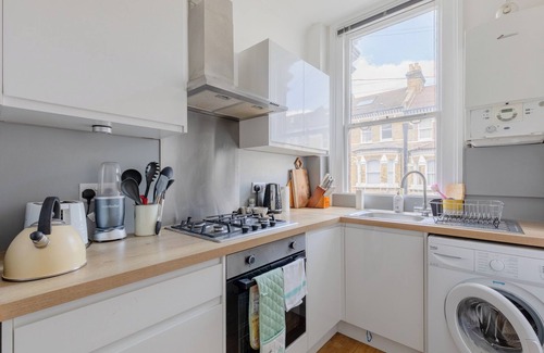 Larkhall Apartment | Light-Filled 2BD Flat, Minutes to Clapham Station