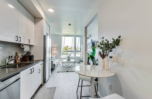 Clawson Apartment | Light-Filled Open One-Bedroom in West Oakland