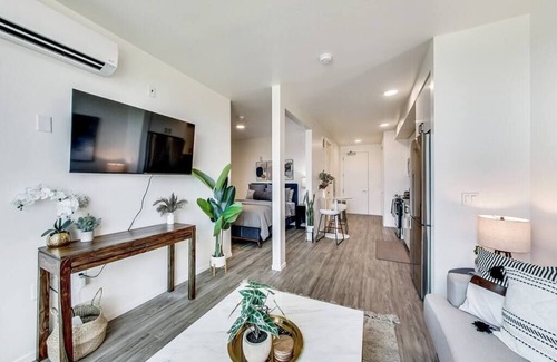 Clawson Apartment | Light-Filled Open One-Bedroom in West Oakland