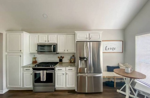 College Station House | Light-filled + spacious house near Texas A&M