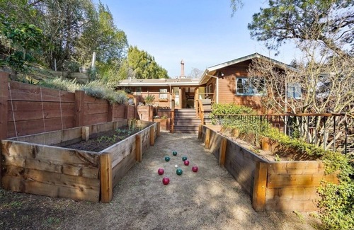 Fairfax House | Light filled, tree house, surrounded by nature. 7 minute walk from downtown.