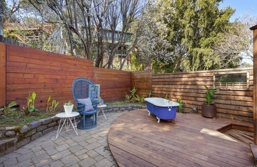 Fairfax House | Light filled, tree house, surrounded by nature. 7 minute walk from downtown.