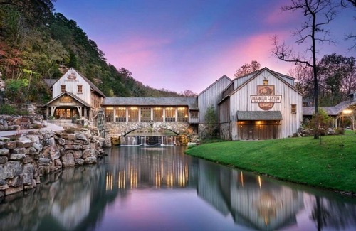Lampe House | Light N Up with a little RNR on Table Rock Lake