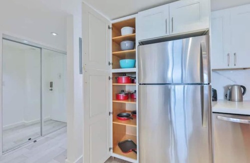 Sunny Isles Beach Hotel | Light place nearby the Beach/Free parking