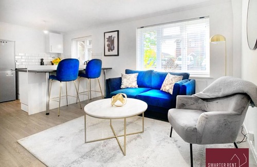 Lightwater House | Lightwater - 1 Bedroom Terrace House