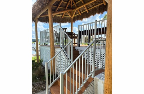 Charlotte Park House | Like New Waterfront Paradise w/Tiki Hut and just Minutes to downtown Punta Gorda