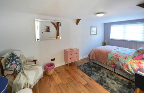 Kilmarnock House | Lily Wood Cottage outside Hurlford