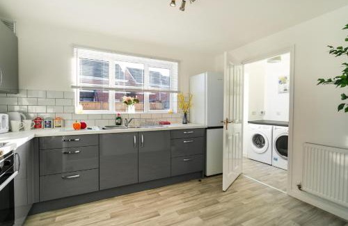 Lincoln House | Lincoln Spacious Accommodation Sleeps 6 Free Wi-Fi TV Free Parking Long Term Stay