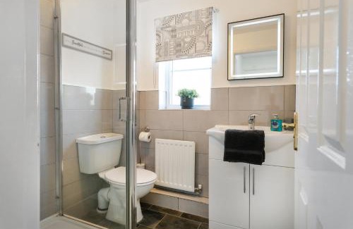 Lincoln House | Lincoln Spacious Accommodation Sleeps 6 Free Wi-Fi TV Free Parking Long Term Stay