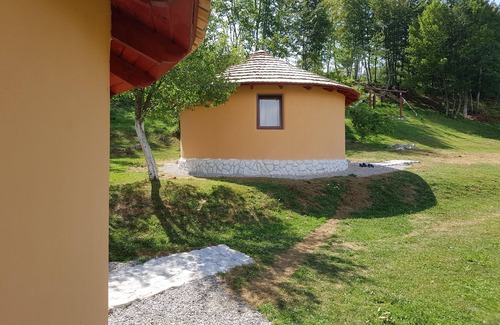 Velika Plana Cottage | Linden Tree Retreat & Ranch