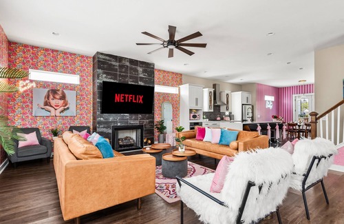 North Nashville House | Lipstick&Legends Girls Trip~HotTub~2 Miles 2Dwntwn