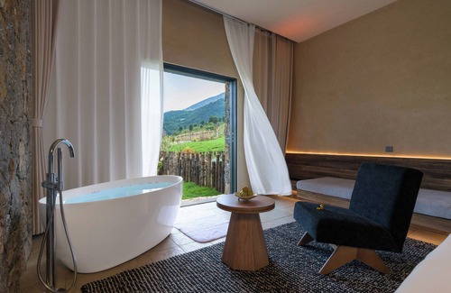 Yulong Hotel | Lismant SUTE