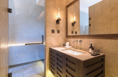 Yulong Hotel | Lismant SUTE