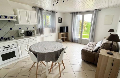 Hasparren Apartment | Listed gîte, tastefully decorated, sunny, panoramic view of the countryside