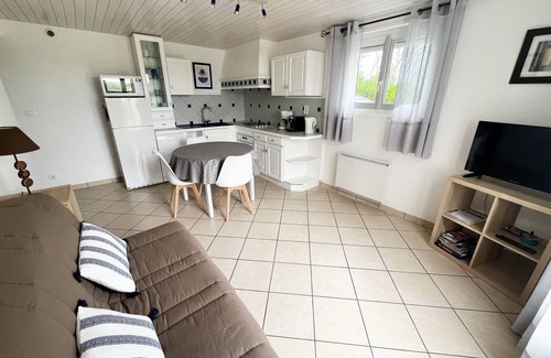 Hasparren Apartment | Listed gîte, tastefully decorated, sunny, panoramic view of the countryside