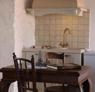 Omales Hotel | Lithos Stone Suites